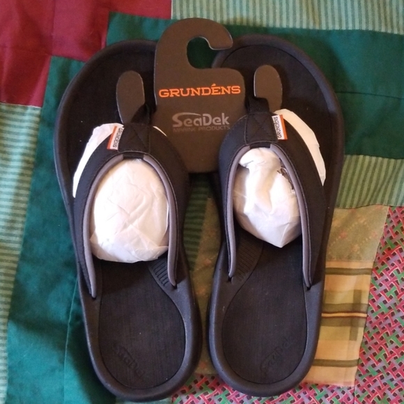 grundens flip flops
